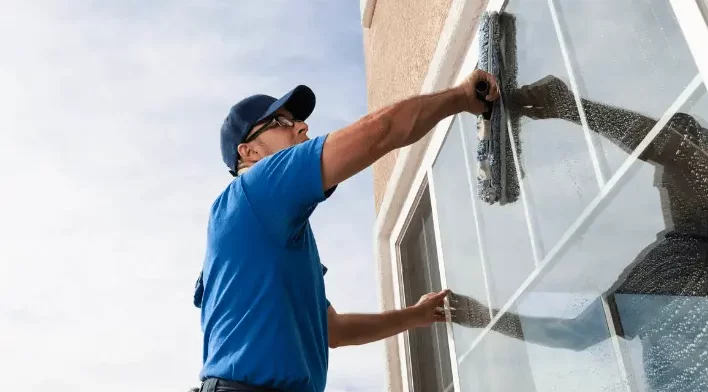 تنظيف الواجهات الزجاجية للمباني التجارية والسكنية